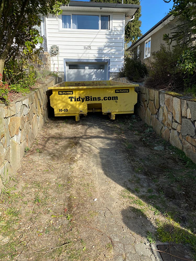 10 yard bin (16L x 8W x 2H)